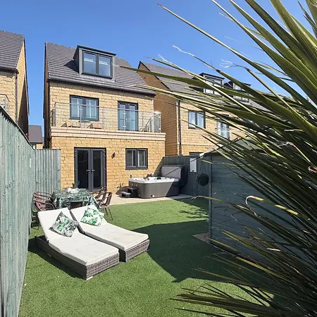 בית נופש Dairy Whitby- Hot Tub - 4 Beds וויטבי