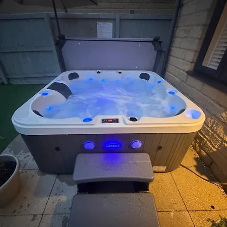 Dairy Whitby- Hot Tub - 4 Beds וויטבי