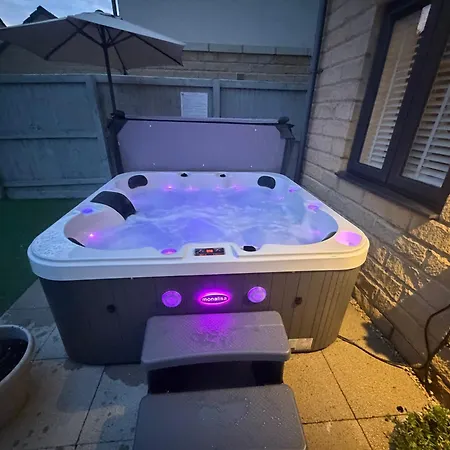 בית נופש Dairy Whitby- Hot Tub - 4 Beds