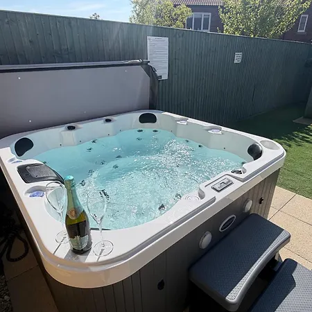 Dairy Whitby- Hot Tub - 4 Beds *