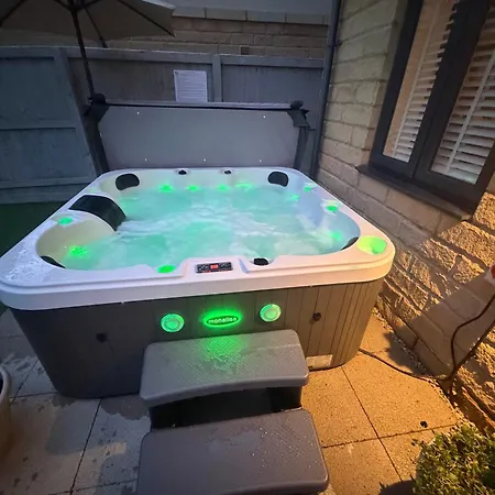 Dairy Whitby- Hot Tub - 4 Beds וויטבי